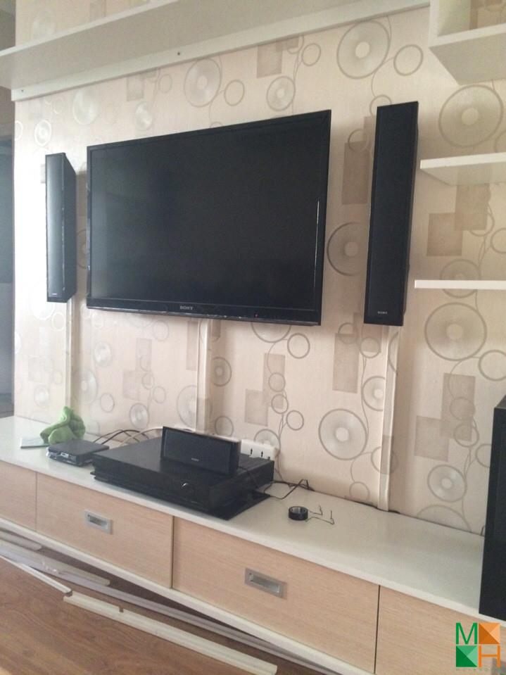 thi-cong-giay-dan-tuong-phong-khach (1)